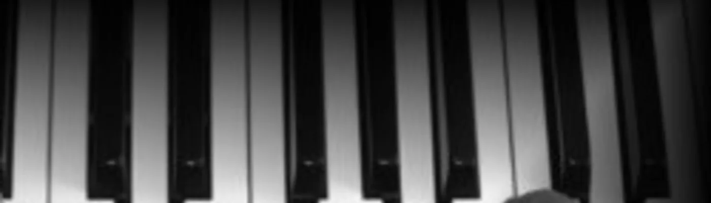 De toetsen van de piano in de lesstudio in Roermond